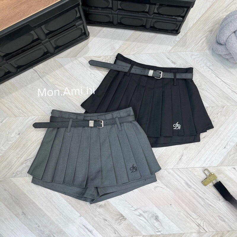 Chân váy xếp ly kèm đai thêu chữ hàng QC-Mon.Ami.hi