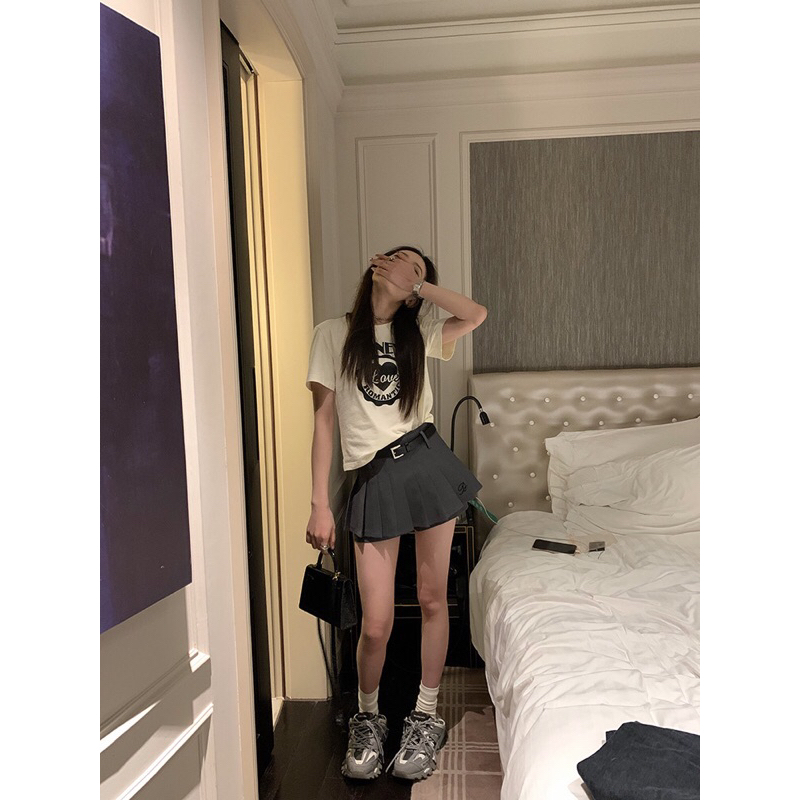 Chân váy xếp ly kèm đai thêu chữ hàng QC-Mon.Ami.hi