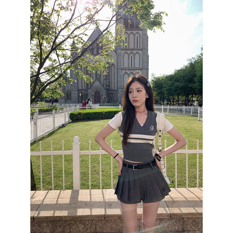 Chân váy xếp ly kèm đai thêu chữ hàng QC-Mon.Ami.hi