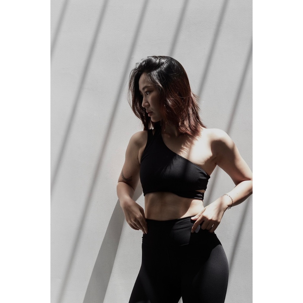 Áo bra tập gym yoga THE BLOOMBLADE Diagonal Sport Bra một quai không gọng màu đen