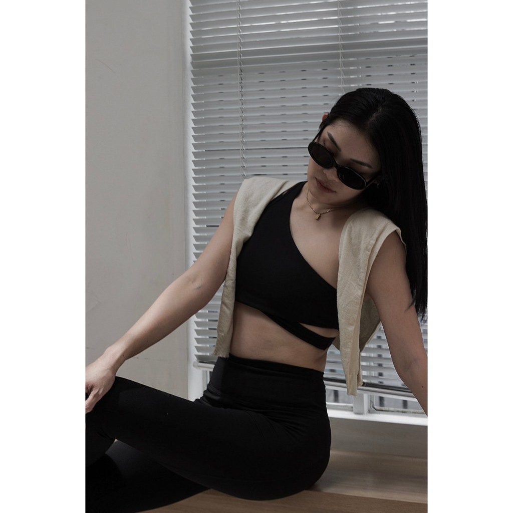 Áo bra tập gym yoga THE BLOOMBLADE Diagonal Sport Bra một quai không gọng màu đen