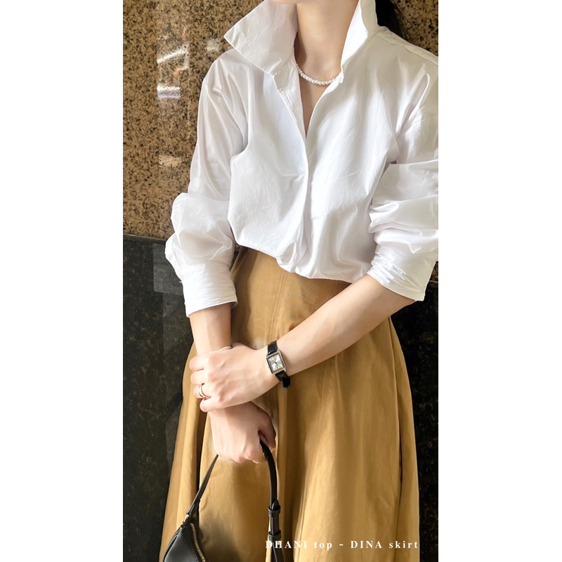 Áo DHANI thô trắng cổ dựng cách điệu phối cùng chân váy kaki DINA duyên dáng