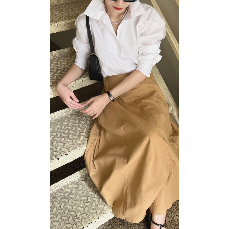 Áo DHANI thô trắng cổ dựng cách điệu phối cùng chân váy kaki DINA duyên dáng