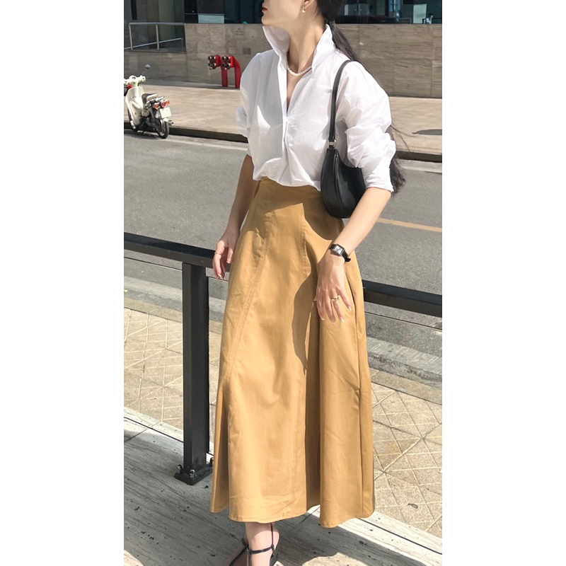 Áo DHANI thô trắng cổ dựng cách điệu phối cùng chân váy kaki DINA duyên dáng