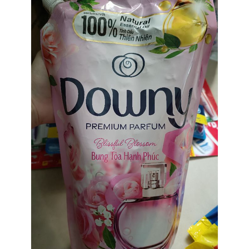 Nước xả vải Downy bung toả hạnh phúc túi 1.35L