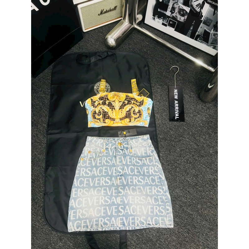 Set áo croptop xích vàng và váy jean Versace new