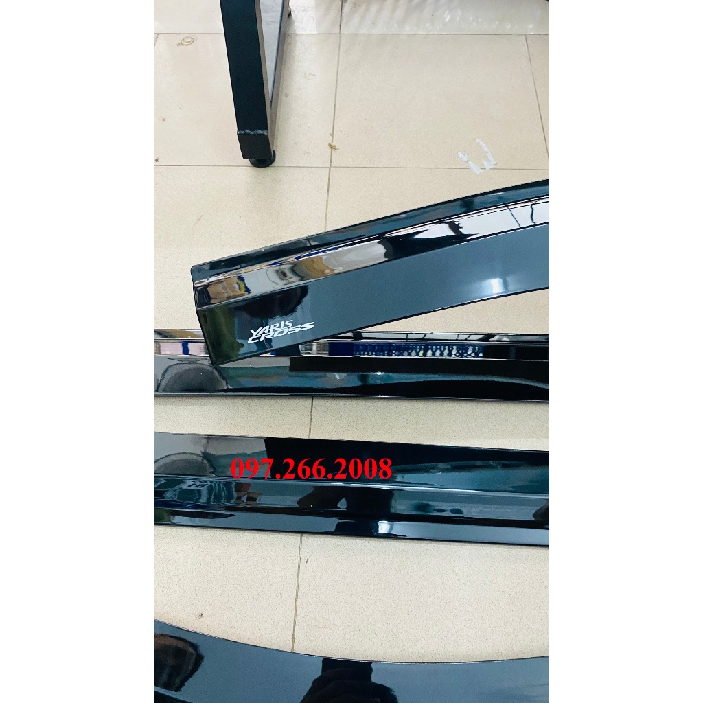 Vè Che Mưa Xe Toyota Yaris Cross đời 2023 2024 chất liệu nhựa đen dày, che mưa tốt