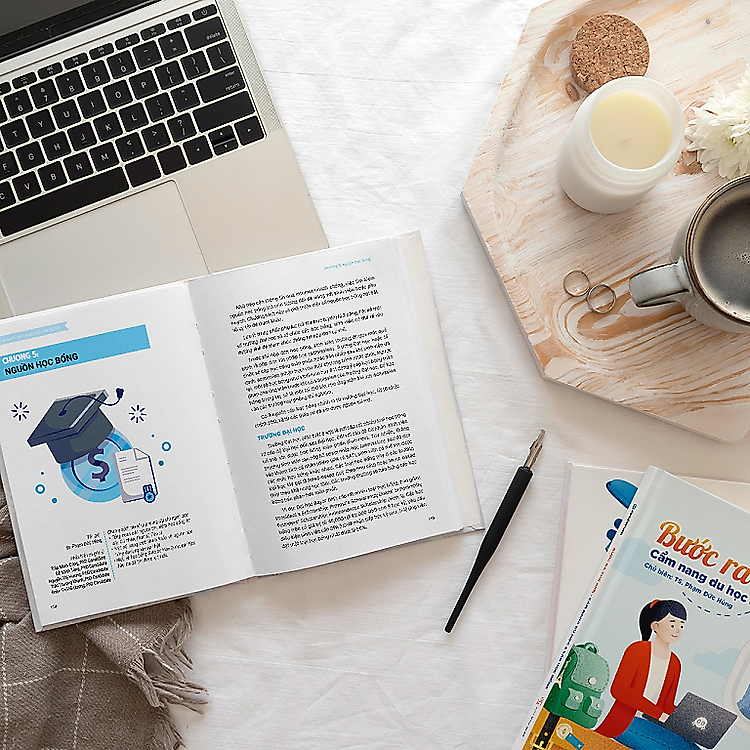 Sách Bước Ra Thế Giới: Cẩm Nang Du Học Và Săn Học Bổng