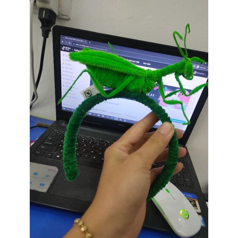 Bờm tóc bọ ngựa bằng kẽm nhung có đèn