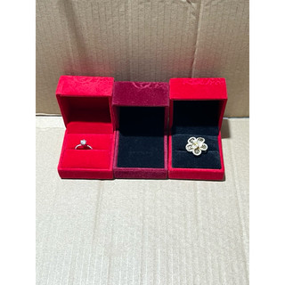 Hộp đỏ nhung viền hoa đựng nhẫn đôi, 6x6x4,5cm
