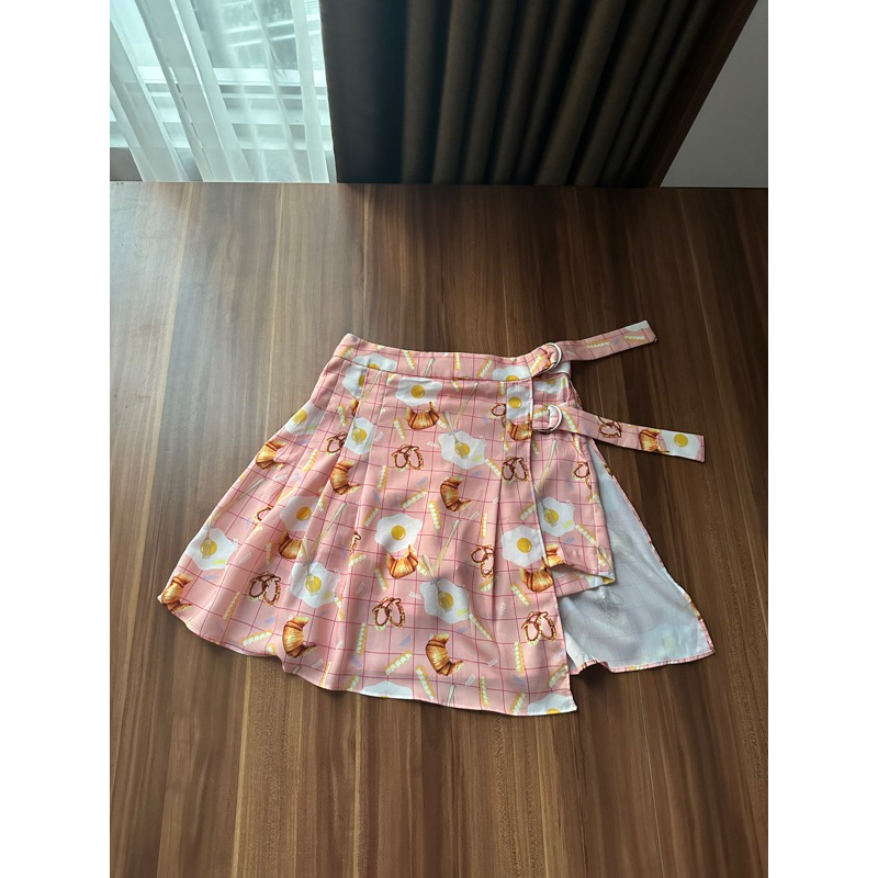 chân váy ngắn quân bên trong in hình siêu xinh lyn around