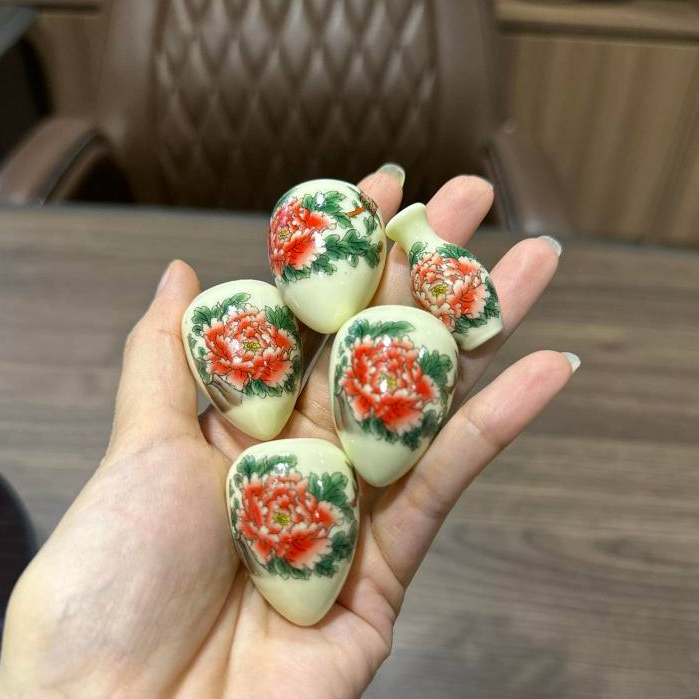 Cóng sứ chim khuyên , hút mật mẫu Decal tàu gắn sẵn tai 1.2cm cho lồng khuyên