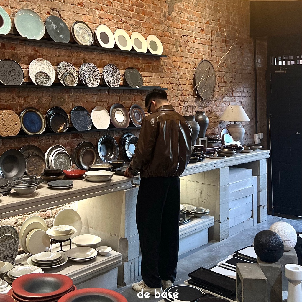 Áo Da Nâu - COLLARED CROPED LEATHER JACKET - Form Crop - De Basé