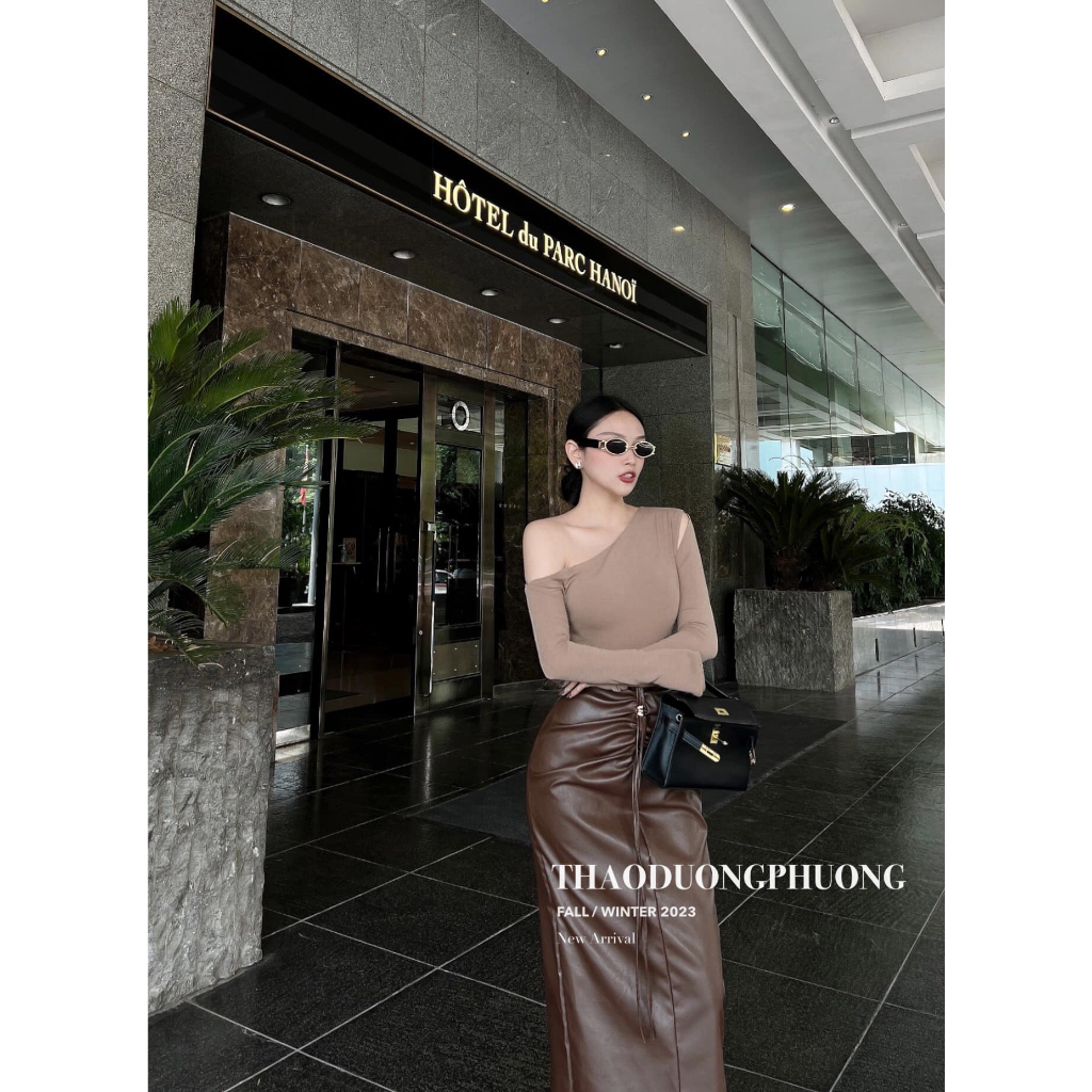 Chân váy da xoắn eo + áo ôm body tay dài lệch vai cực cuốn hút