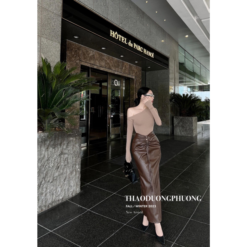 Chân váy da xoắn eo + áo ôm body tay dài lệch vai cực cuốn hút