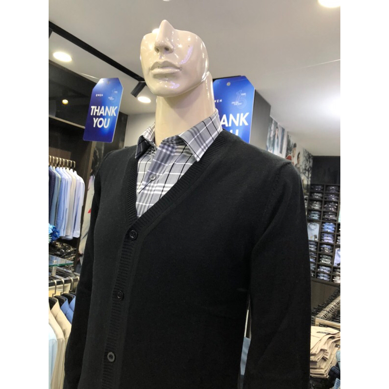 Áo len owen màu đen cổ tim cài khuy regular fit ALD221256