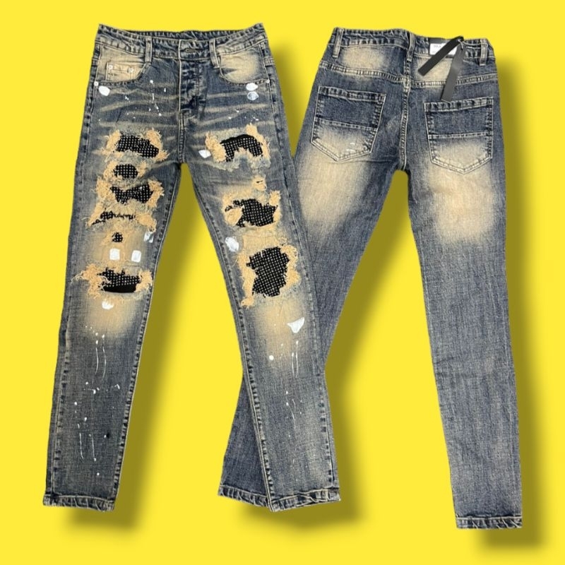 Quần bò nam Amiri slimfit xanh đậm loang vàng rách tua xù vá đính đá bạc dọc đùi vảy sơn trắng 4 cúc