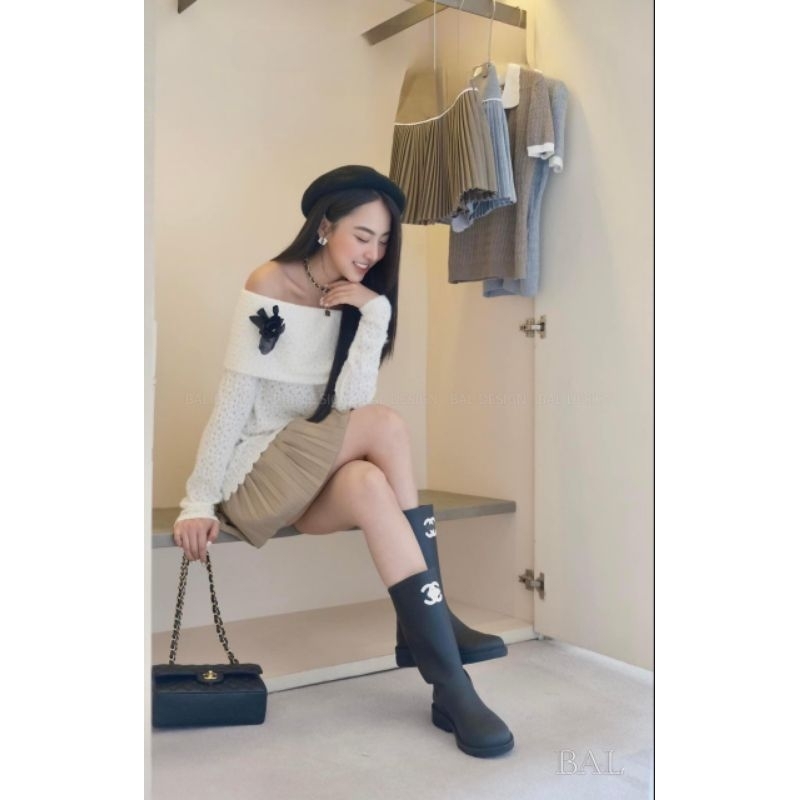 BASIC.CHIC Set áo len trễ vai kèm tag hoa + chân váy dập ly