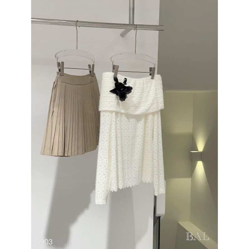 BASIC.CHIC Set áo len trễ vai kèm tag hoa + chân váy dập ly