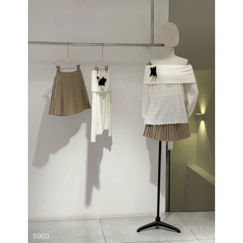 BASIC.CHIC Set áo len trễ vai kèm tag hoa + chân váy dập ly