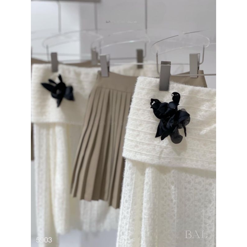 BASIC.CHIC Set áo len trễ vai kèm tag hoa + chân váy dập ly