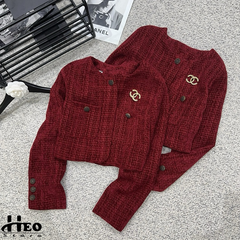 Áo dạ đỏ Cha.Nel sang chảnh