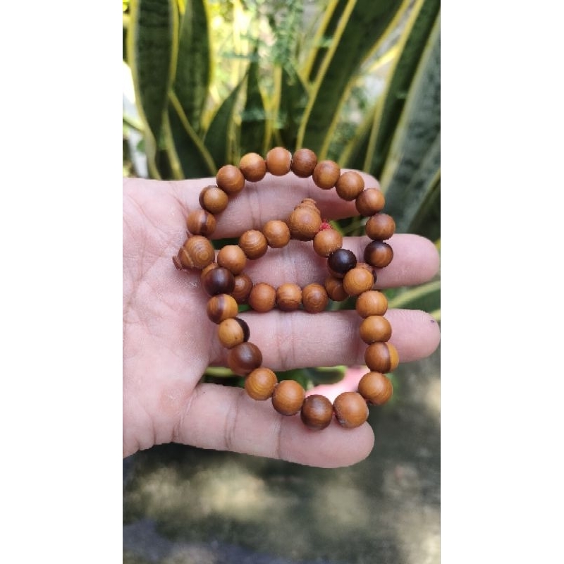 Chuỗi gỗ quỹ kiến sầu 💯 vòng 8li giá 70k 1 vòng ạ ( lỗi gỗ)