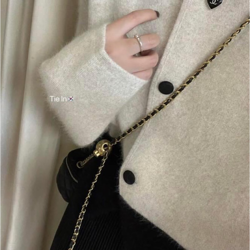 Áo len QC phối màu đen trắng