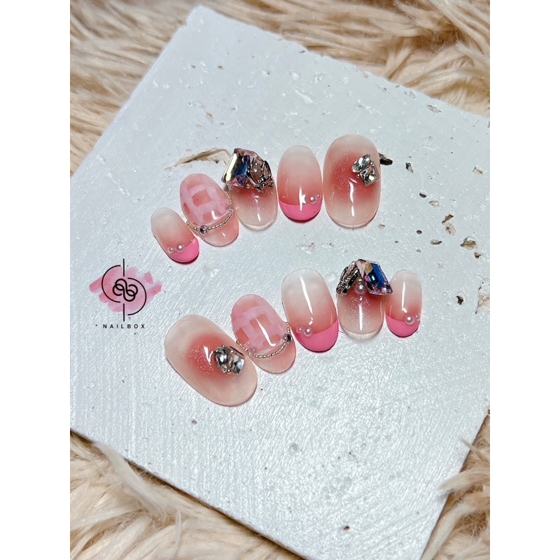 Nailbox thiết kế mẫu ombre hồng thạch đính đá charm hồng