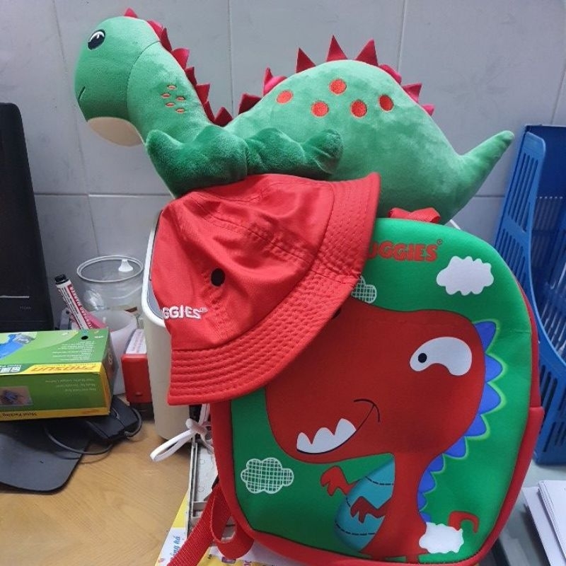 Bộ quà 3 món Mũ,Balo,Thú bông khủng long phiên bản giới hạn của Huggies cho bé