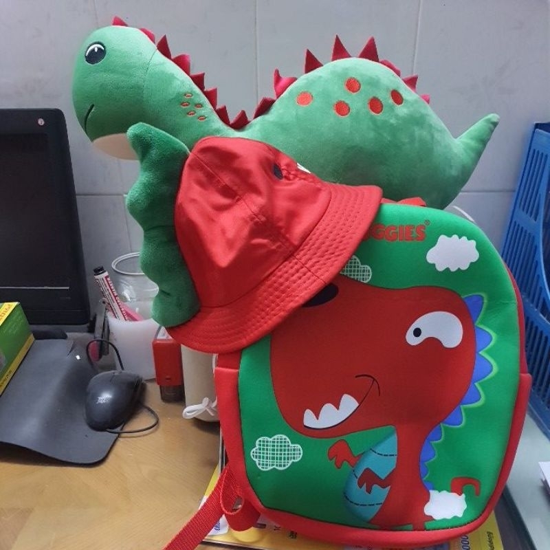 Bộ quà 3 món Mũ,Balo,Thú bông khủng long phiên bản giới hạn của Huggies cho bé