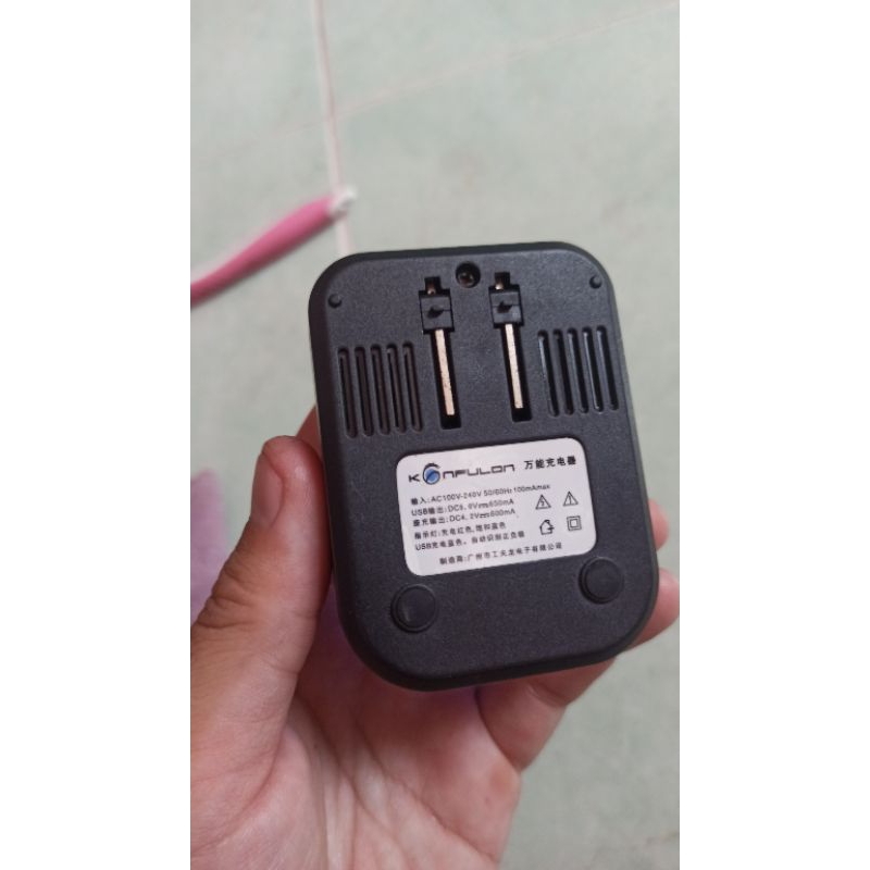 Sạc pin đa năng Konfulon dành cho pin điện thoại, pin máy ảnh ,vvv