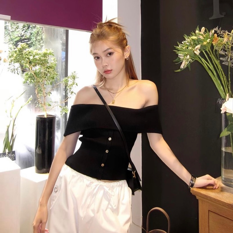 Áo trễ vai ningning top tingoan đen trắng hồng new tag