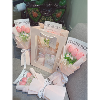 Hoa tuylip bó 3 bông ảnh thật shop chụp kèm túi kính thiệp