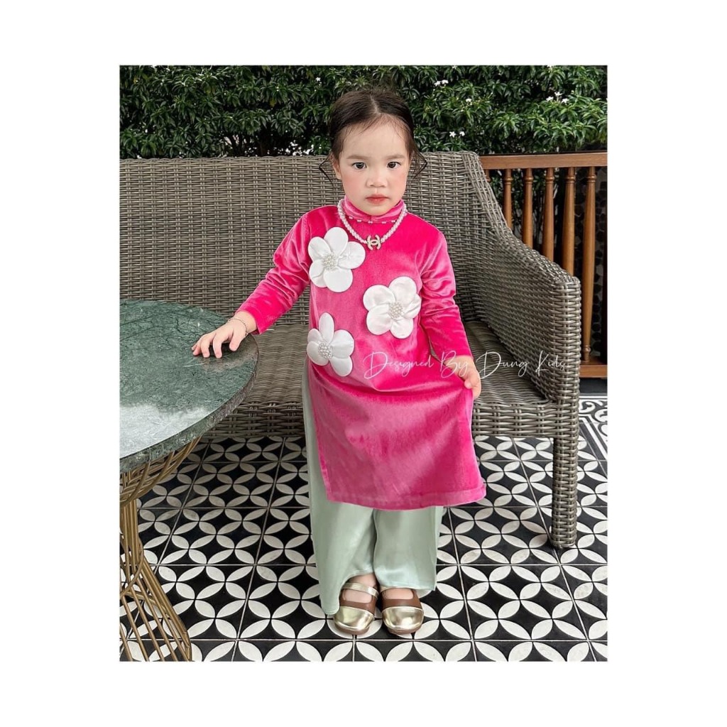 Áo dài nhung gắn 3 nơ to trắng bé gái