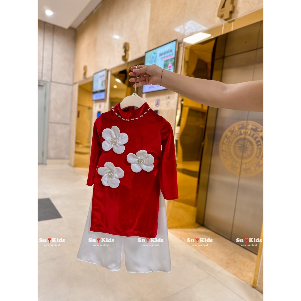 Áo dài nhung gắn 3 nơ to trắng bé gái