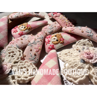 Kẹp tóc 7cm thêu tay handmade tone hồng 2023