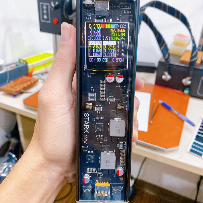 Box sạc dự phòng Stark Max 200w sử dụng 8 pin 21700 hoặc 18650