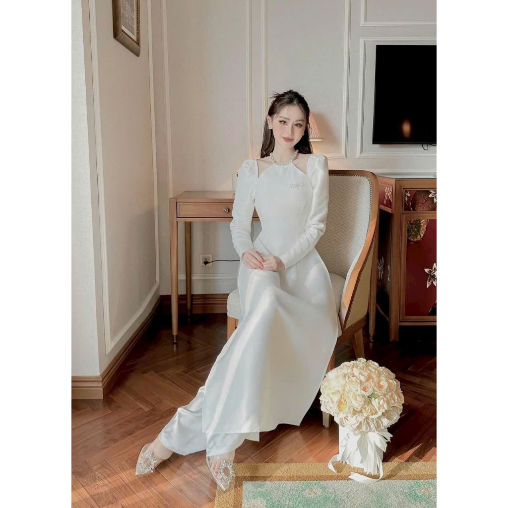 Áo dài cách tân 4 tà, màu trắng thanh khiết, chất liệu vải Tafta trơn mịn, thiết kế đứng form, tôn dáng, khoét vai.