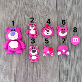Sticker / charm gấu dâu lotso sắn nút gắn dép sục, dép crocs