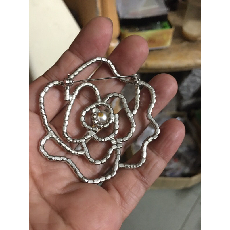 Cài áo hoa Hồng phối đá phun hộp si tuyển Nhật