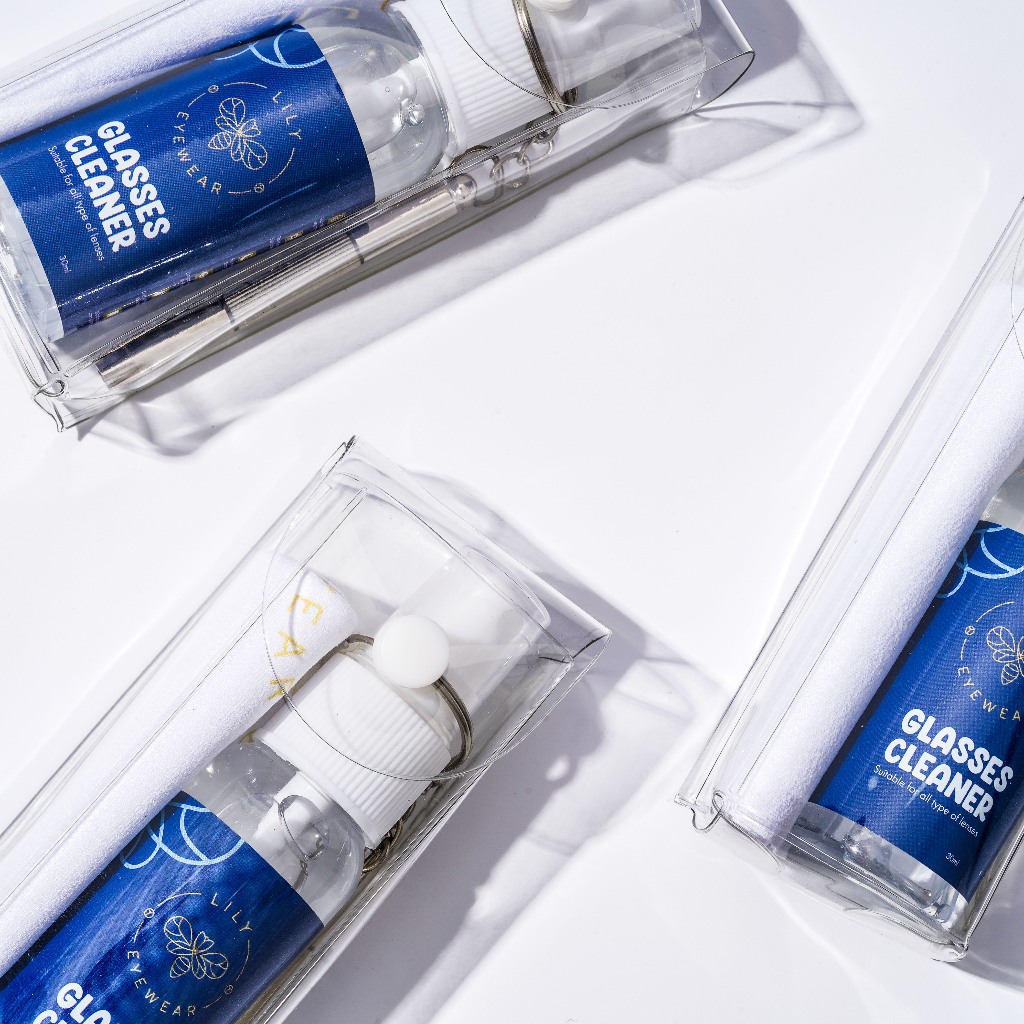Set nước xịt rửa kính móc khóa khăn lau cao cấp Lily Eyewear
