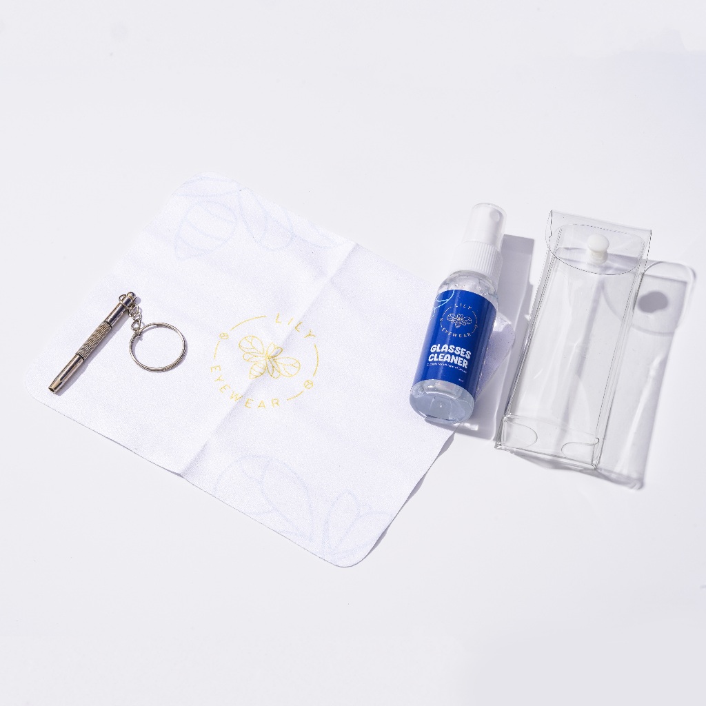 Set nước xịt rửa kính móc khóa khăn lau cao cấp Lily Eyewear