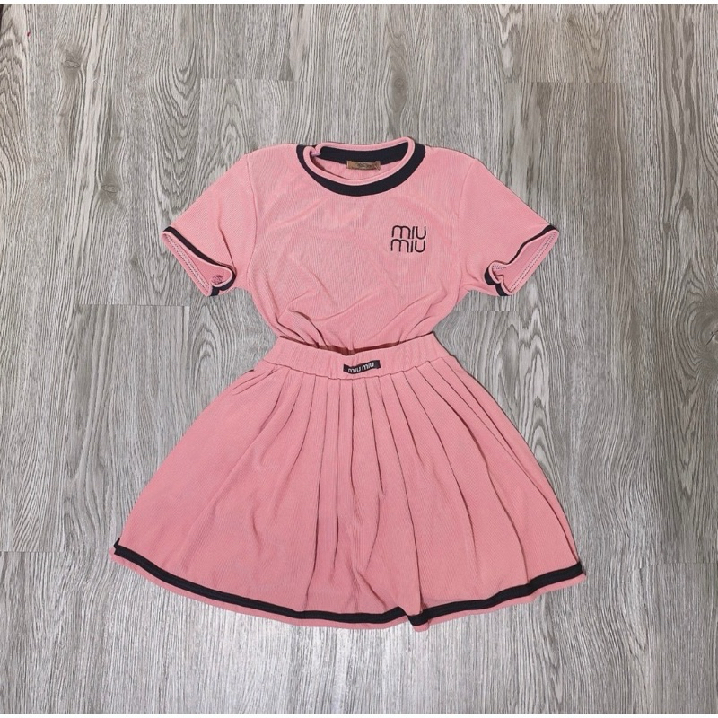 Set Len MiuMiu Kèm Chân Váy Xếp Ly ,Phong Cách Hàn Quốc