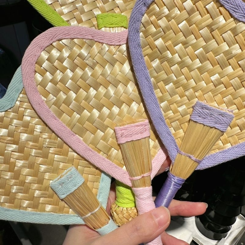 Quạt Cầm Tay Đan Trái Tim Viền Màu - QUAT1121 - BCorner