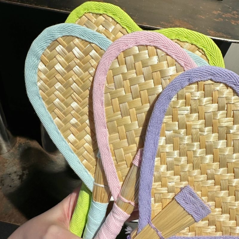 Quạt Cầm Tay Đan Trái Tim Viền Màu - QUAT1121 - BCorner