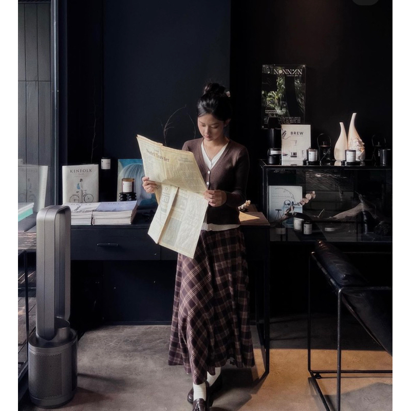 Áo len nâu+chân váy kẻ nâu