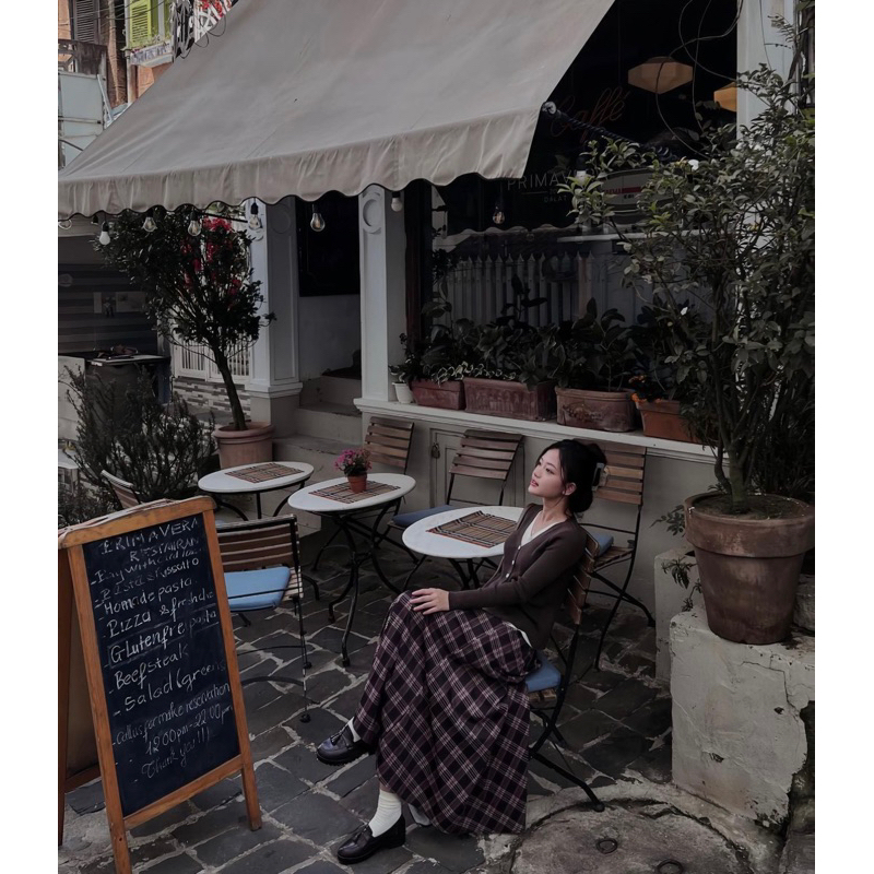 Áo len nâu+chân váy kẻ nâu