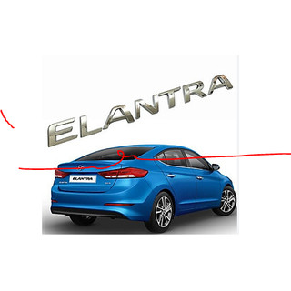 Chữ nổi Elantra được dán phía sau xe Hyundai Elantra