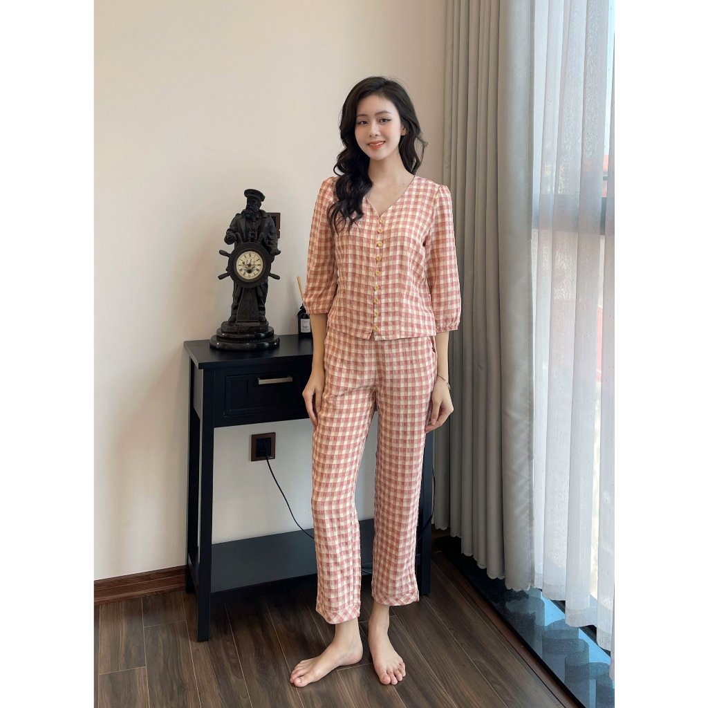 Set đồ ngủ Anna cao cấp,Chất liệu thô họa tiết kẻ caro cổ chữ V hàn mềm mịn, nhẹ thoáng họa tiết kẻ trẻ trung